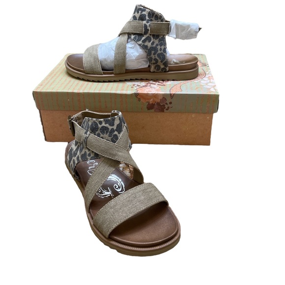 Very G Jayla 2 Tan Leopard Starppy Sandals - Picture 2 of 8